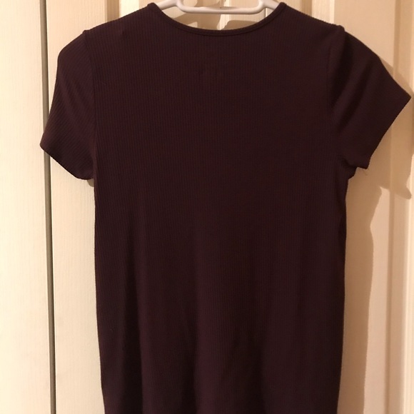 Maroon tee shirt with open chest - Picture 2 of 3
